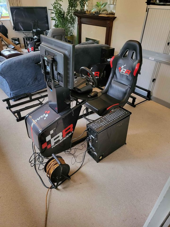 Race Room Driving Simulator + LOGITECH WHEEL + GAMING PC + MONITOR