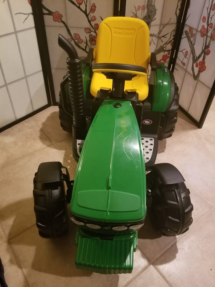 · Peg Perego John Deere Ground Force Tractor with Traier