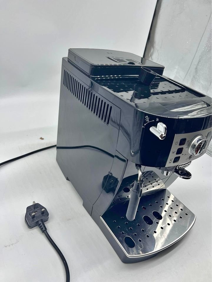 De’Longhi Magnifica S, Automatic Bean to Cup Coffee Machine, Espresso and Cappuccino Maker