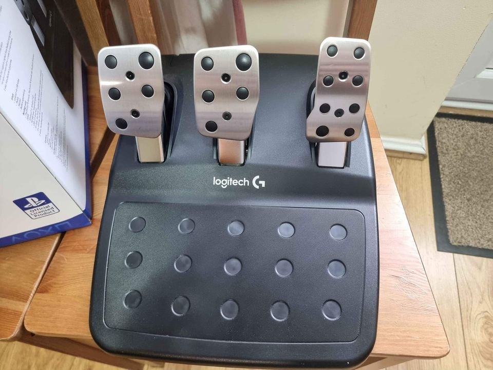 Logitech G920 Driving Force Racing Wheel and Floor Pedals